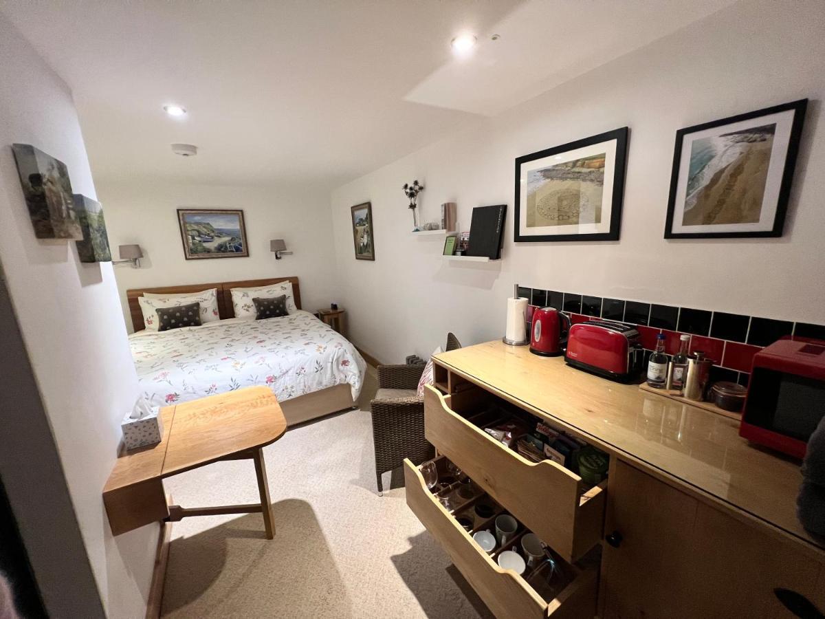 Lands End Hostel And B&B Сенен Екстериор снимка