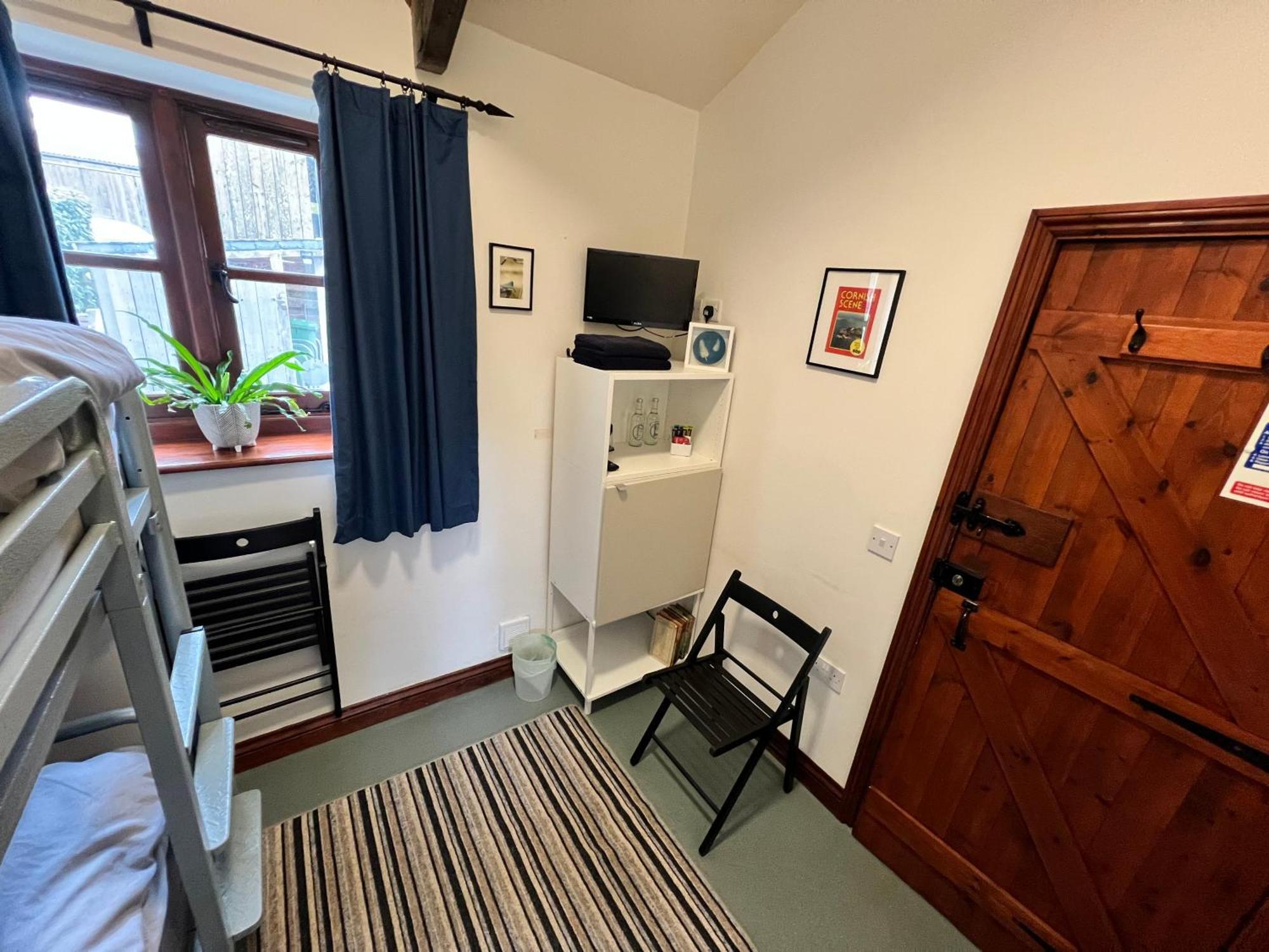 Lands End Hostel And B&B Сенен Екстериор снимка
