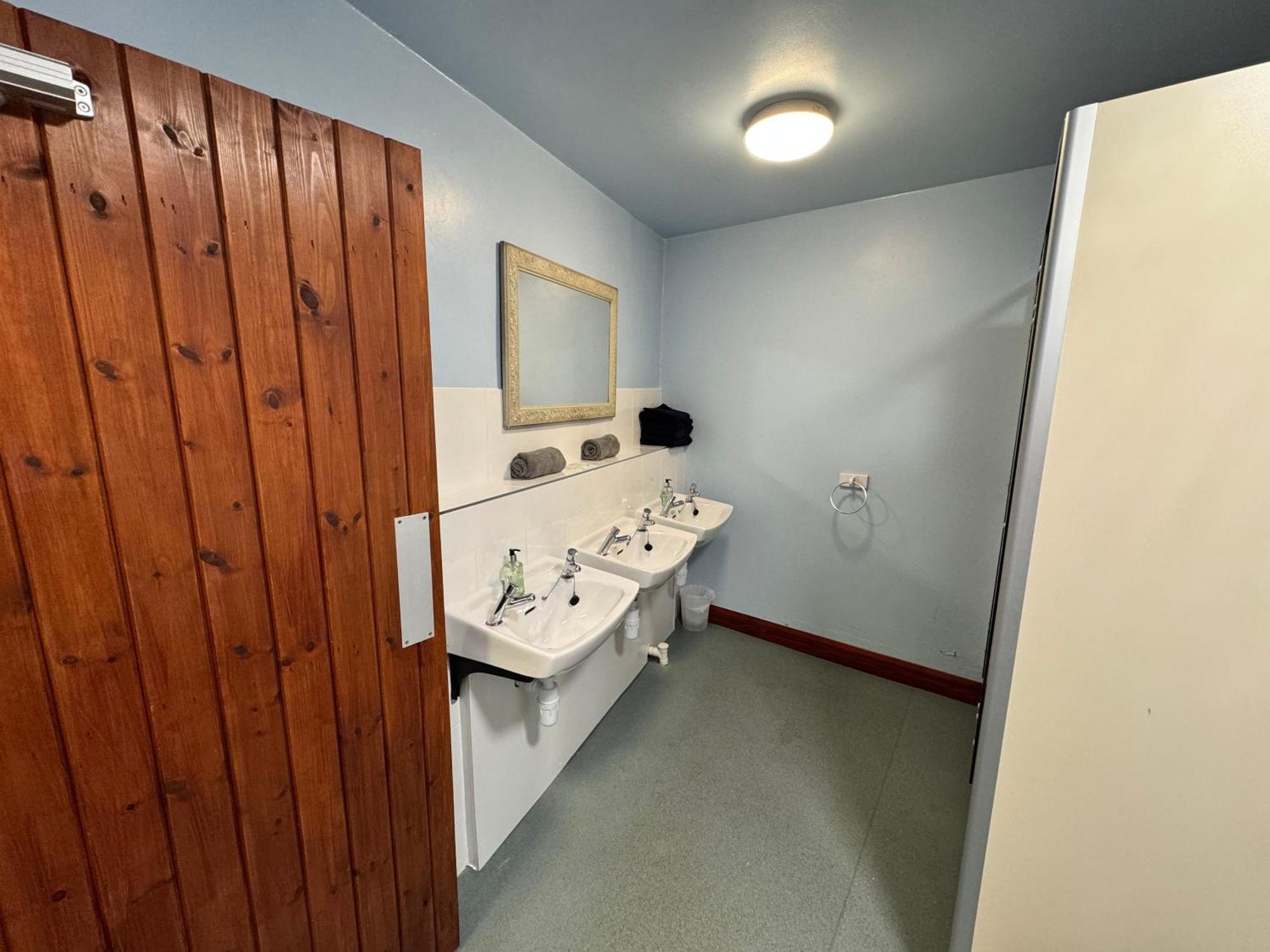 Lands End Hostel And B&B Сенен Екстериор снимка