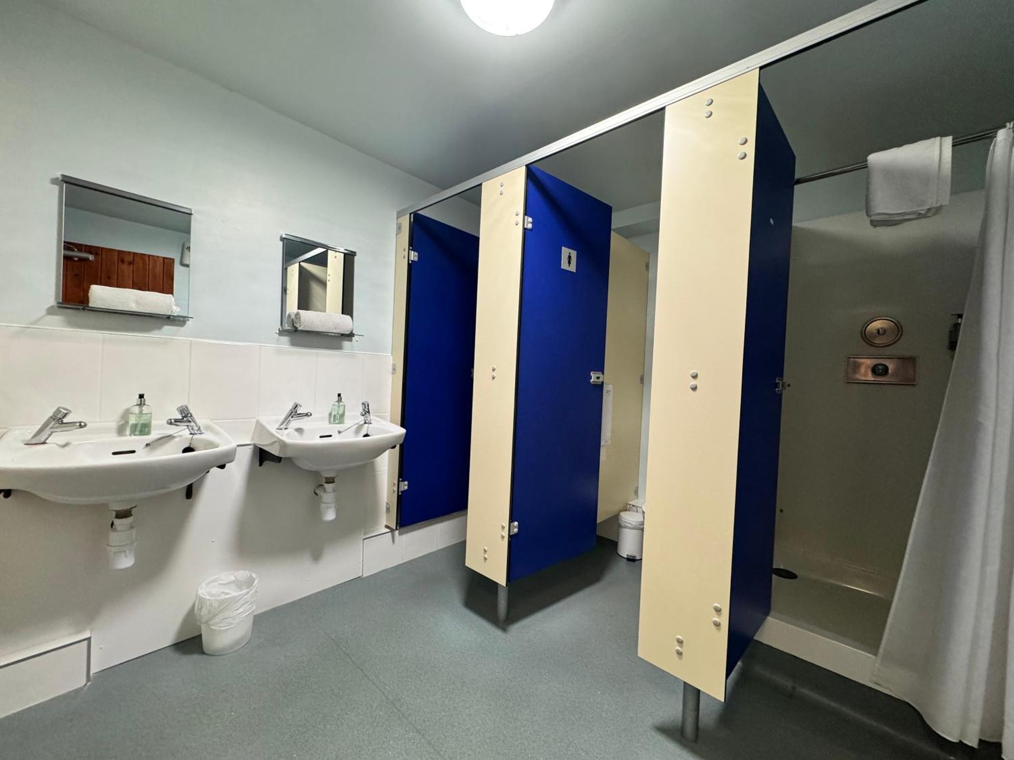 Lands End Hostel And B&B Сенен Екстериор снимка