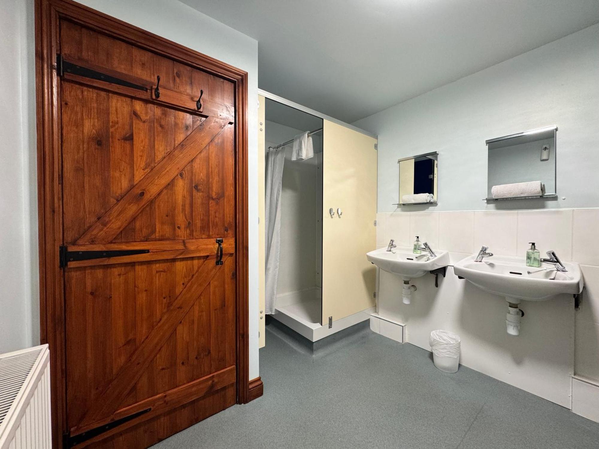 Lands End Hostel And B&B Сенен Екстериор снимка