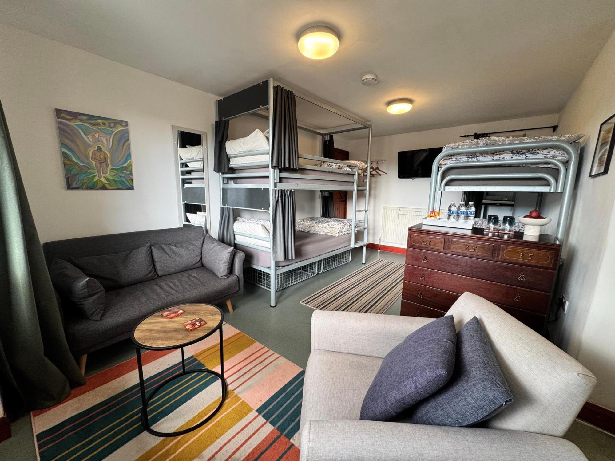 Lands End Hostel And B&B Сенен Екстериор снимка