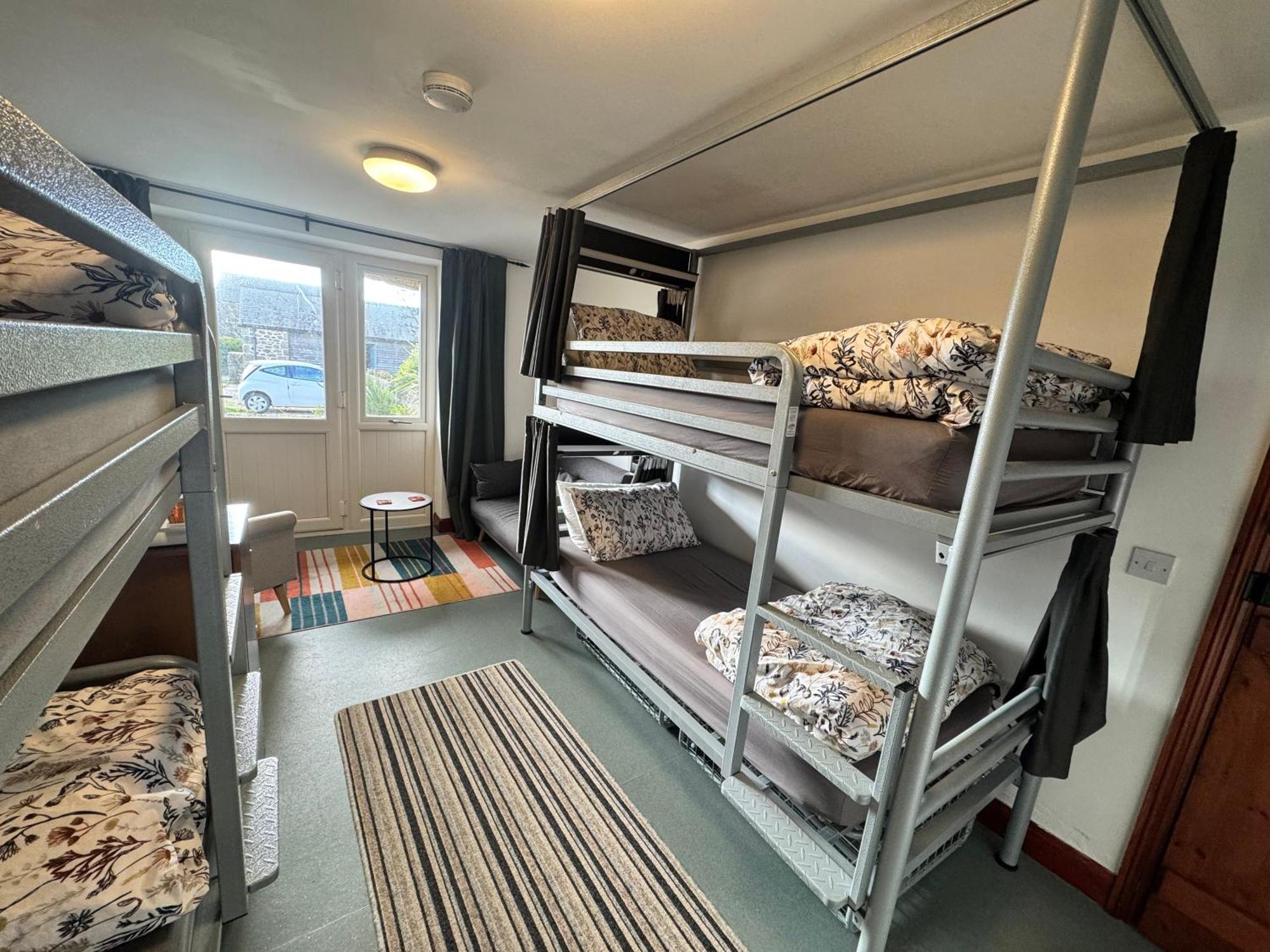 Lands End Hostel And B&B Сенен Екстериор снимка